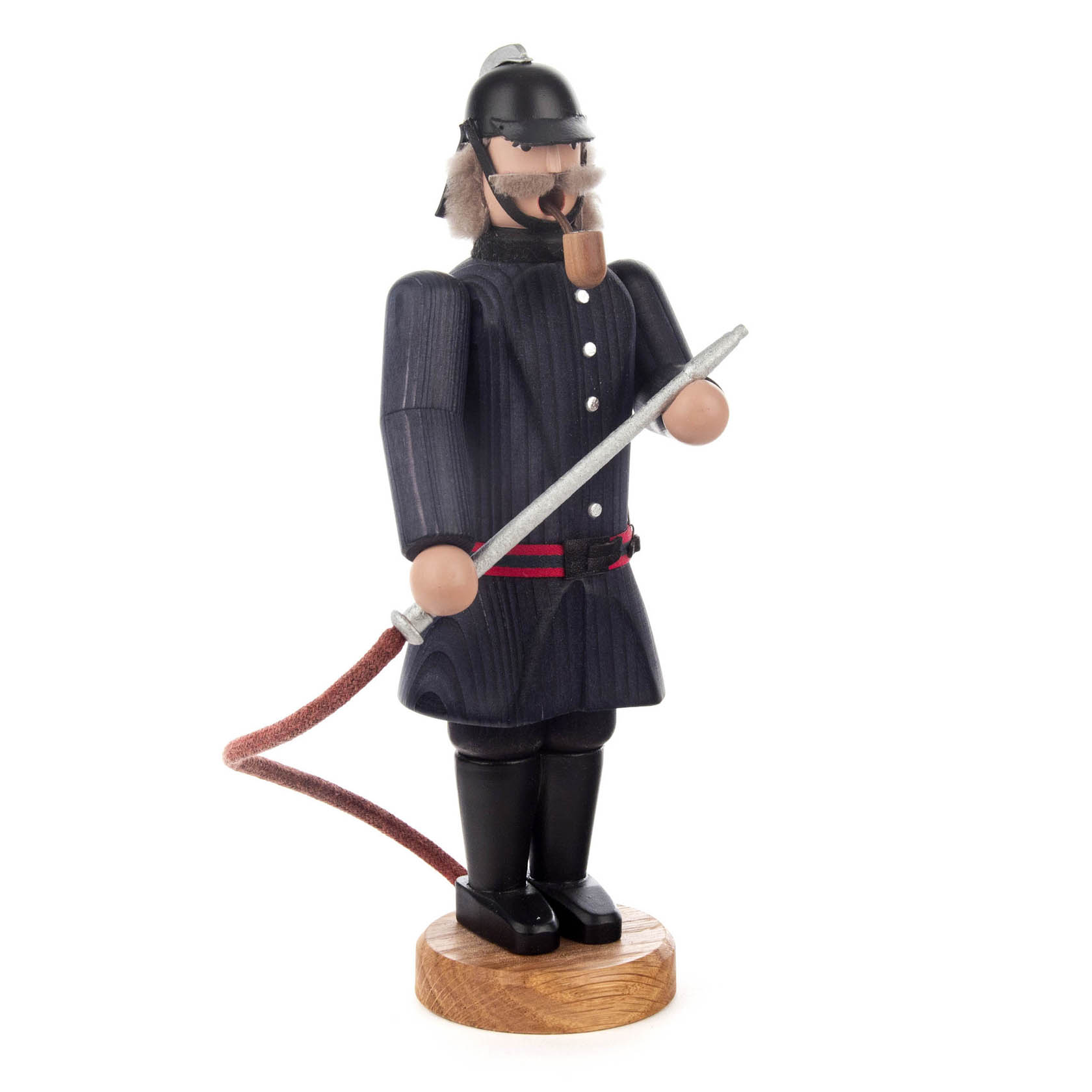 Holzfigur eines Räuchermanns in Form eines Feuerwehrmanns mit Helm, schwarzer Uniform und einem Schlauch in der Hand.