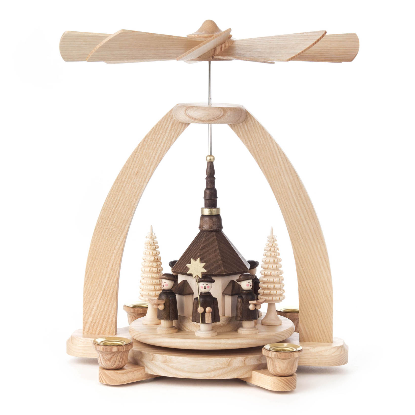 Holzpyramide mit Seiffener Kirche in der Mitte, umgeben von drei Kurrendesängern und zwei beigen Bäumen auf einem Drehteller. im Dregeno Online Shop günstig kaufen