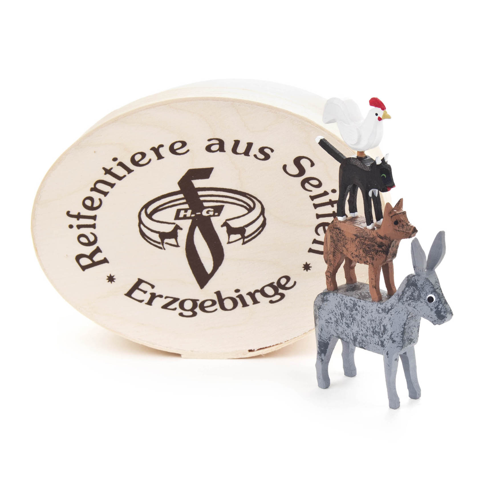 Drei Bremer Stadtmusikanten-Figuren aus Holz, ein Esel, ein Hund und eine Katze, gestapelt vor einer ovalen Spandose mit Aufschrift 'Reifentiere aus Seiffen Erzgebirge'. im Dregeno Online Shop günstig kaufen