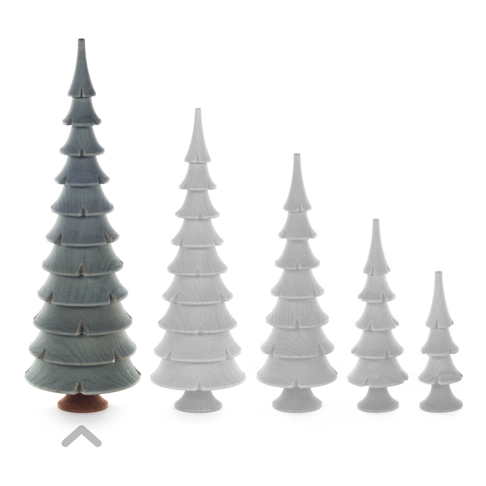 Ein großer, grüner, dekorativer Weihnachtsbaum aus Massivholz, 21 cm hoch, neben kleineren, grauen Holzmodellen.
