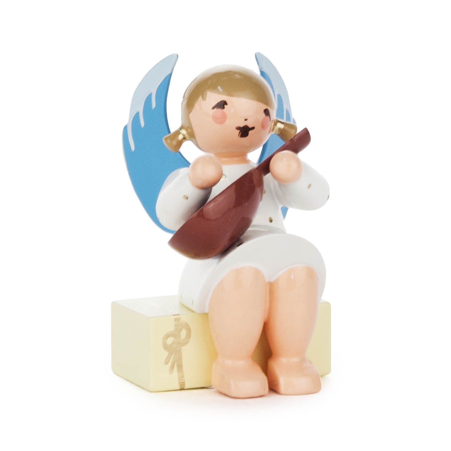 Holzengel mit blauen Flügeln und Zöpfen sitzt auf einem Geschenkpaket und spielt eine Mandoline, mit einem lächelnden Gesichtsausdruck. im Dregeno Online Shop günstig kaufen