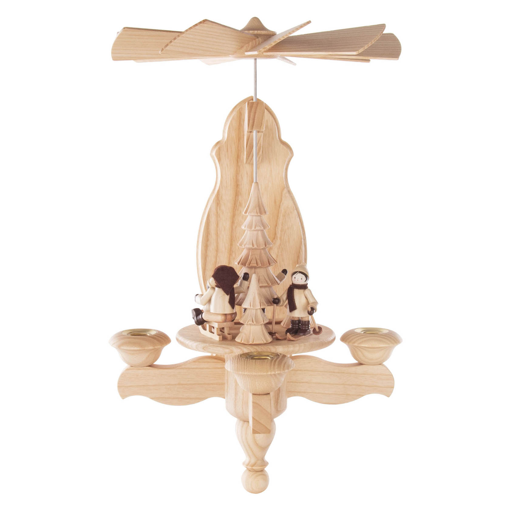Holzwandpyramide mit einer Wintersportszene: zwei Figuren um einen Baum, oben ein Rotor und drei Kerzenhalter für 14mm Kerzen. im Dregeno Online Shop günstig kaufen