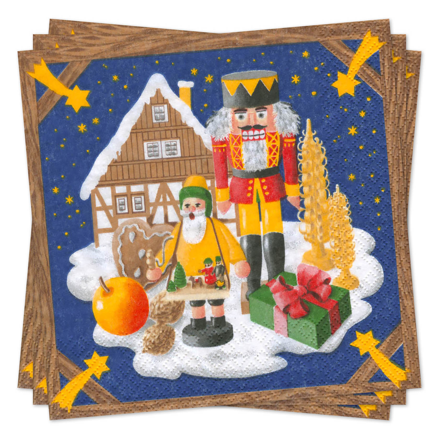 Ein Nussknacker und eine Weihnachtsfigur stehen vor einem Fachwerkhaus, umgeben von einer Orange, Geschenk und goldenen Dekorationen auf einer Serviette. im Dregeno Online Shop günstig kaufen