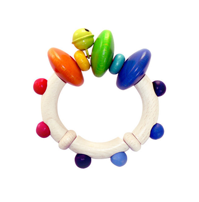 Holzrassel in Ringform mit bunten Kugeln und Scheiben, oben mit zwei kleinen Glöckchen in Gelb und Grün. im Dregeno Online Shop günstig kaufen