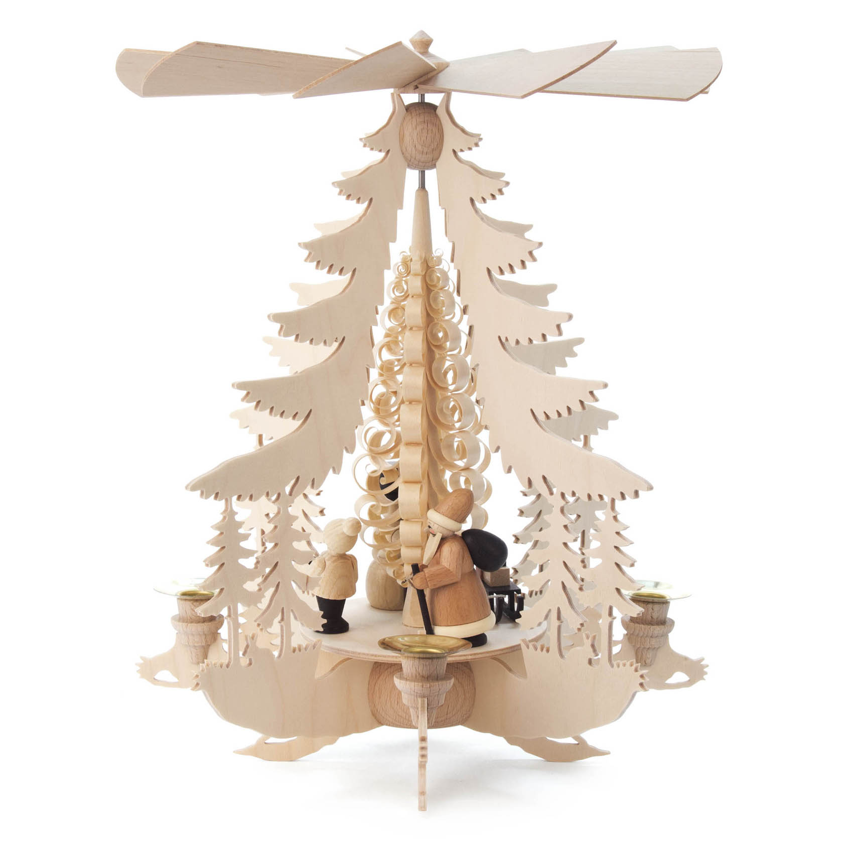 Holzpyramide mit drei Tannen und sechs Holzfiguren, darunter zwei stehende Engel und ein sitzender Engel, sowie ein Hirte und zwei Schafe.