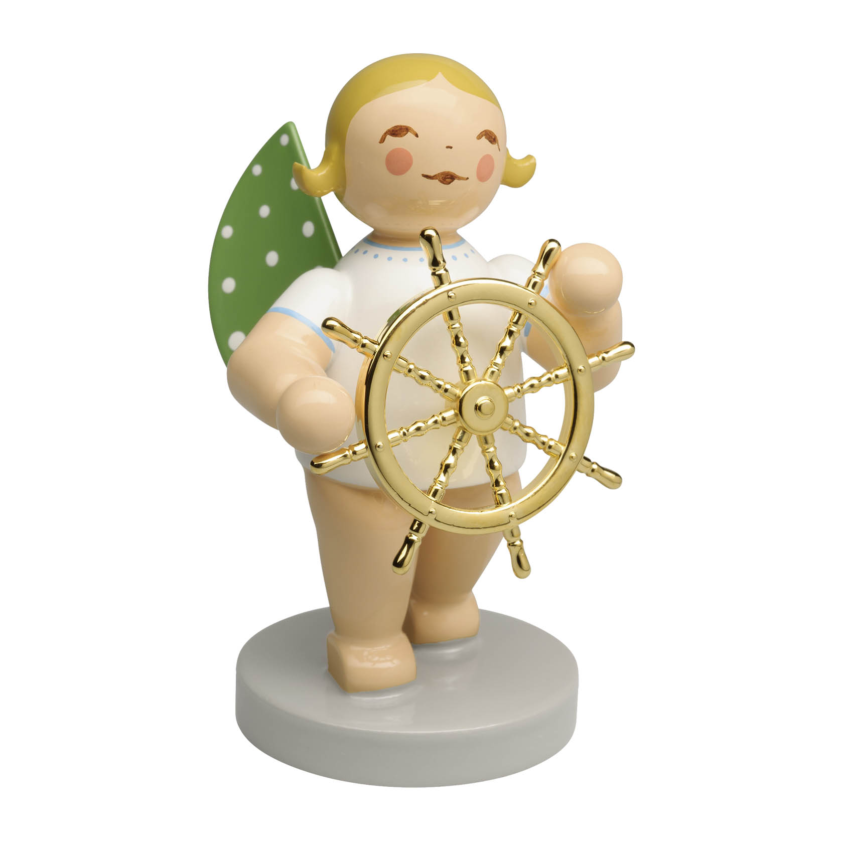 Holzengel mit goldenen Haaren und grünen Flügeln, hält ein vergoldetes Steuerrad. Der Engel steht auf einem grauen Sockel. im Dregeno Online Shop günstig kaufen