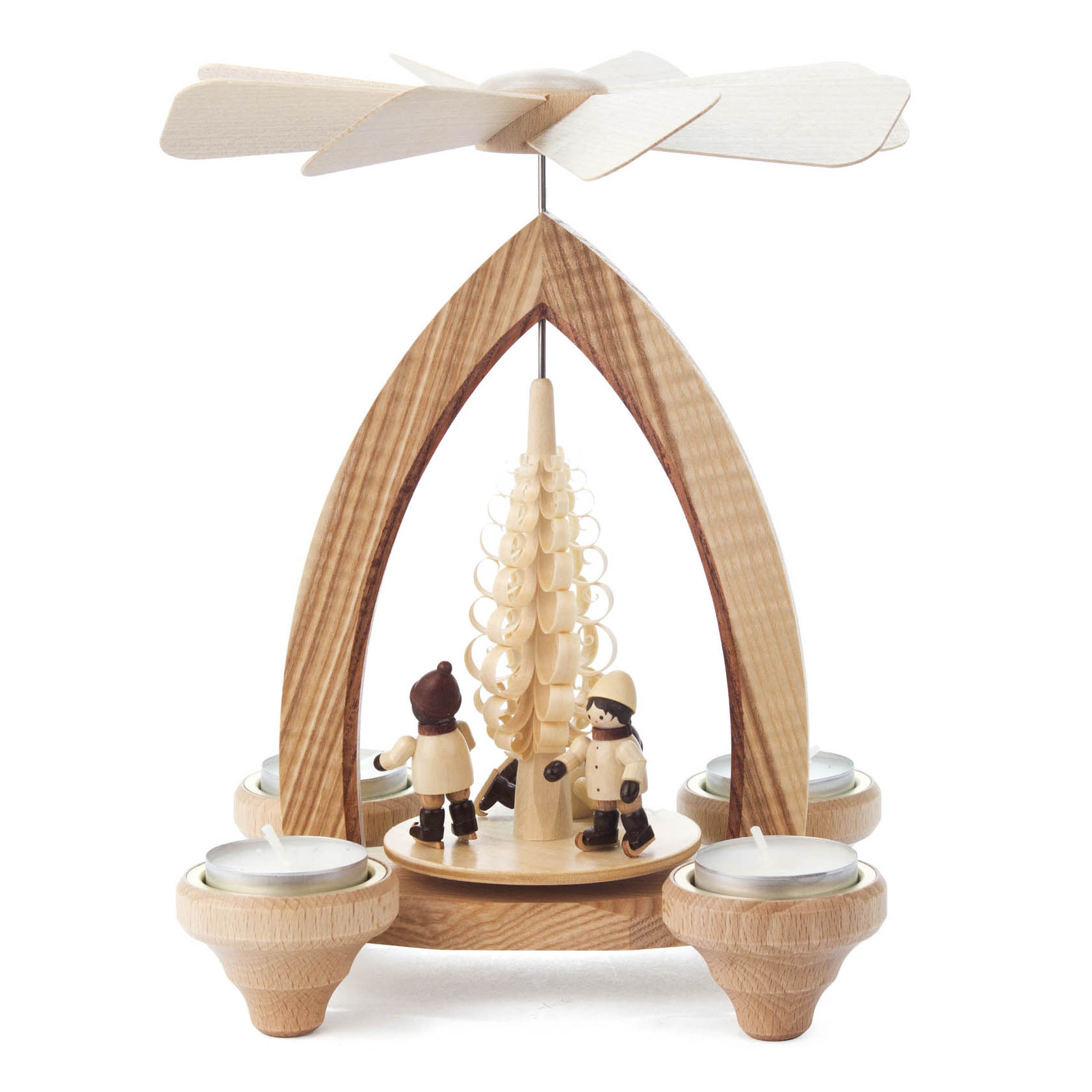 Holzpyramide mit einer Drehplattform und vier Teelichthaltern, auf der kleine Holzfiguren Eisläufer um einen Tannenbaum herum darstellen.