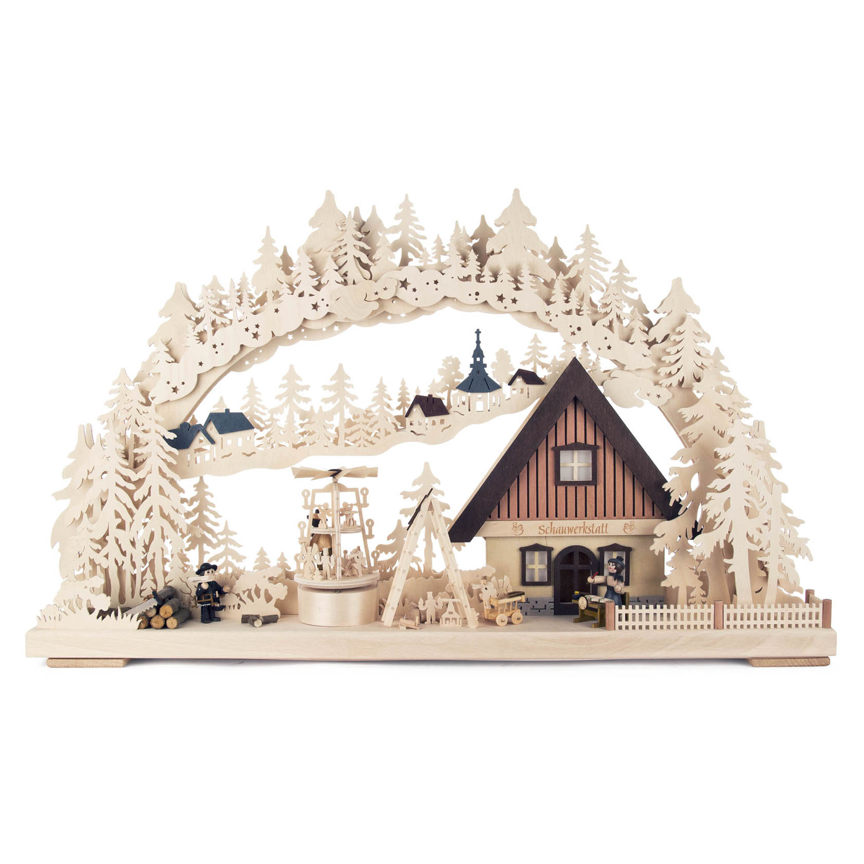 Ein beleuchteter Schwibbogen mit einer Pyramide, umgeben von Bäumen und einer niedrigen Werkstatt mit Figuren und Weihnachtsdekorationen. im Dregeno Online Shop günstig kaufen