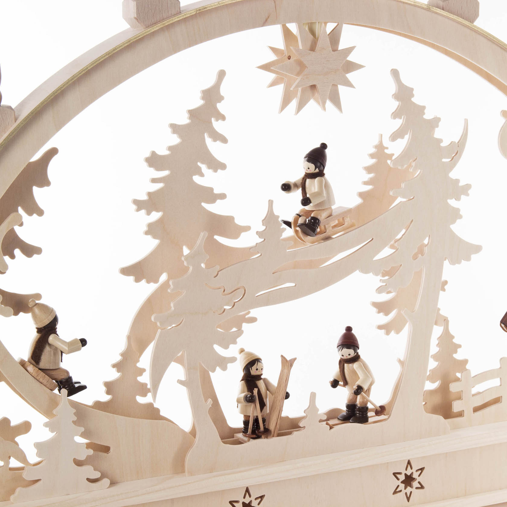 Ein hölzerner Schwibbogen mit kunstvoll geschnitzten Winterkindern, die durch schneebedeckte Landschaft gleiten, elektrisch beleuchtet.