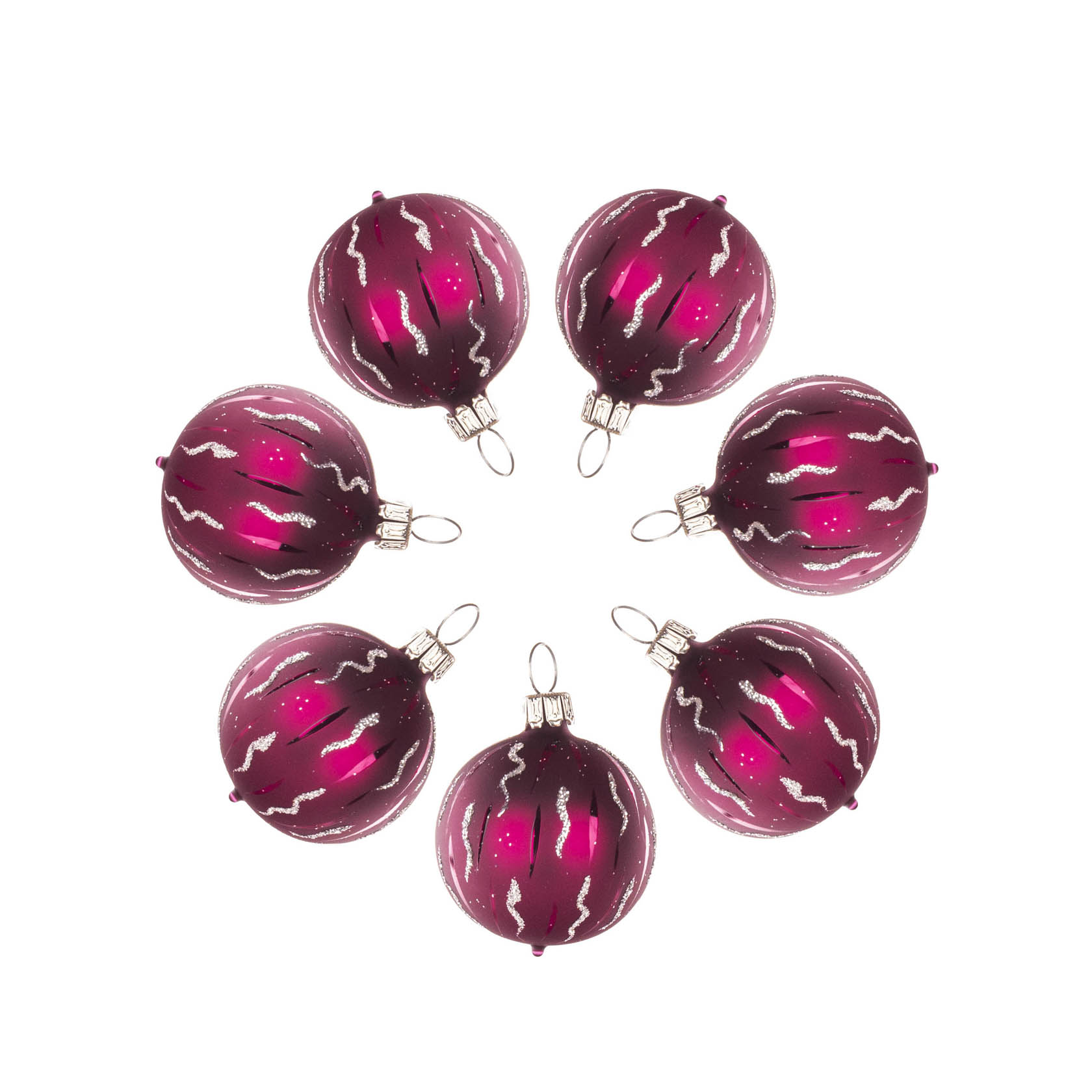 Seven matte berry-colored Christmas baubles arranged in a circular pattern with silver wave decorations. im Dregeno Online Shop günstig kaufen
