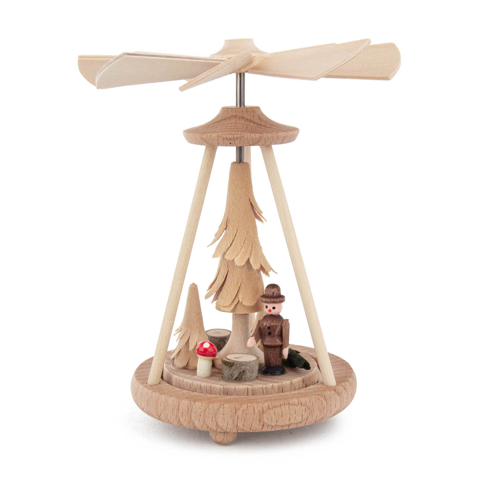 Ein Wärmespiel mit einem holzgeschnitzten Waldarbeiter, einem Tannenbaum und einem Fliegenpilz, der durch Kerzenwärme angetrieben wird. im Dregeno Online Shop günstig kaufen