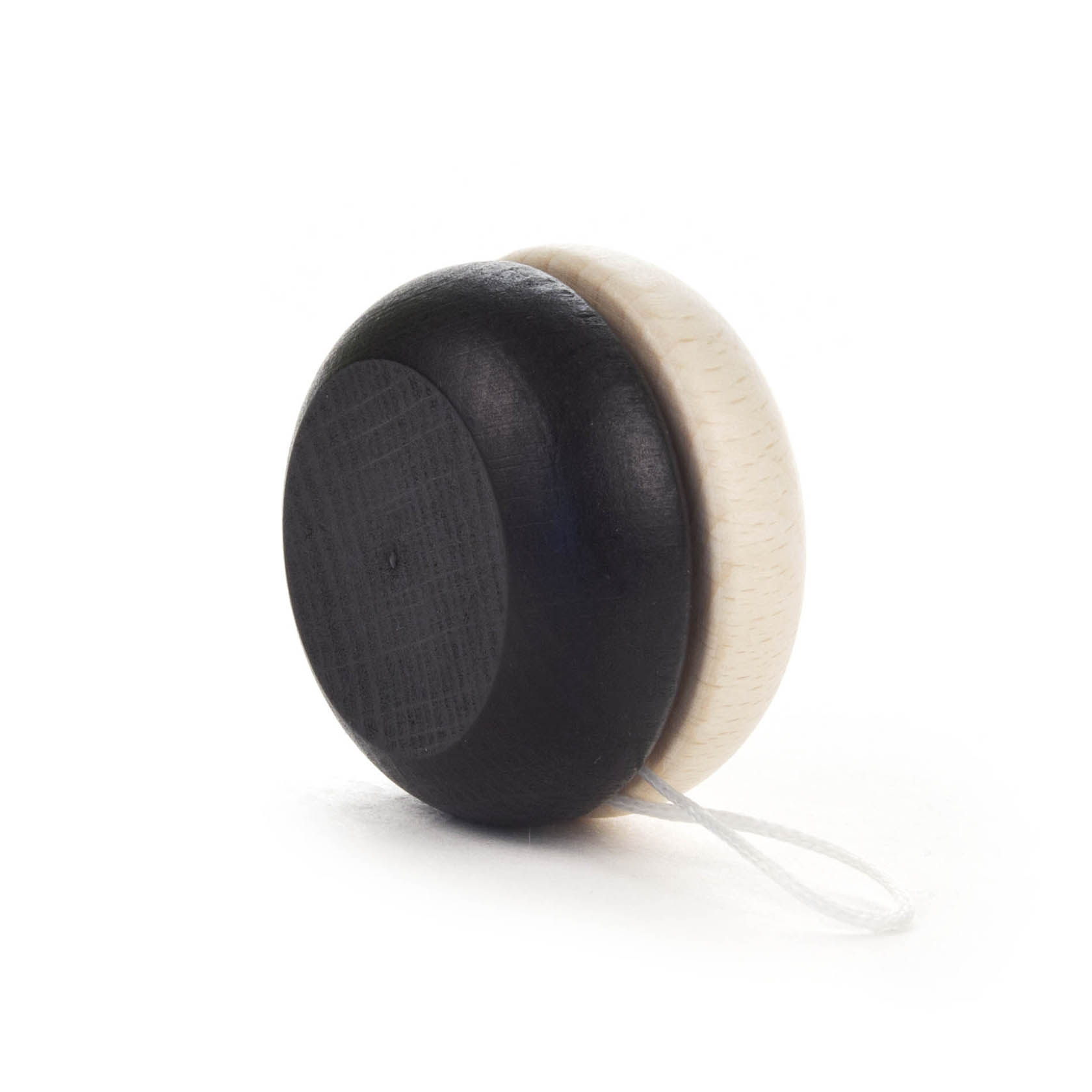 Ein Jo-Jo aus Holz, eine Hälfte schwarz, die andere naturbelassen, mit einer Schnur in der Mitte. im Dregeno Online Shop günstig kaufen