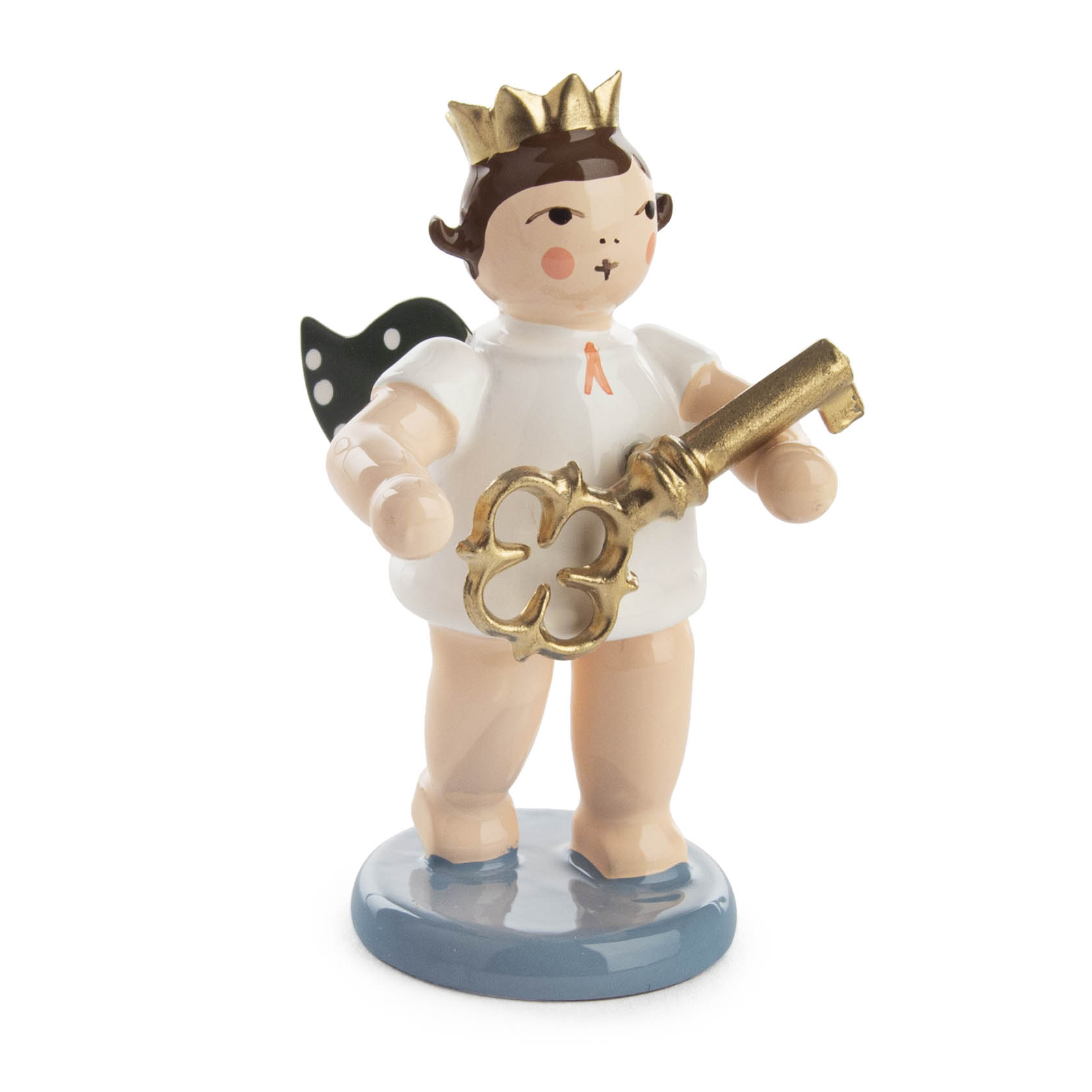Ein Engel-Figur mit goldener Krone und goldenem Schlüssel in der Hand, auf einem blauen Sockel stehend. Der Engel hat weiße Kleidung und kurze braune Haare. im Dregeno Online Shop günstig kaufen