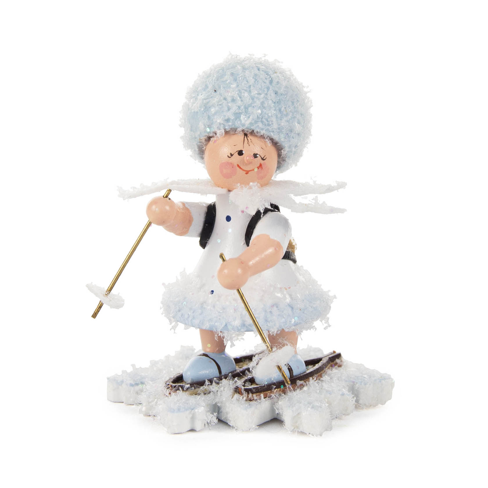 Kleine Figur eines Schneewanderers aus Holz, gekleidet in blau-weißer Kleidung mit Schneeschuhen und einem flauschigen Hut, hält Skistöcke. im Dregeno Online Shop günstig kaufen
