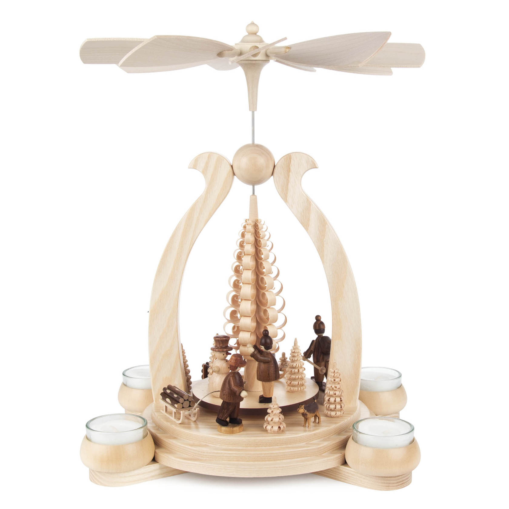 Holzpyramide mit Wintersportlerfiguren, die Teelichthalter an der Basis hat. Oben ein Propeller, der durch die Wärme der Teelichter angetrieben wird.