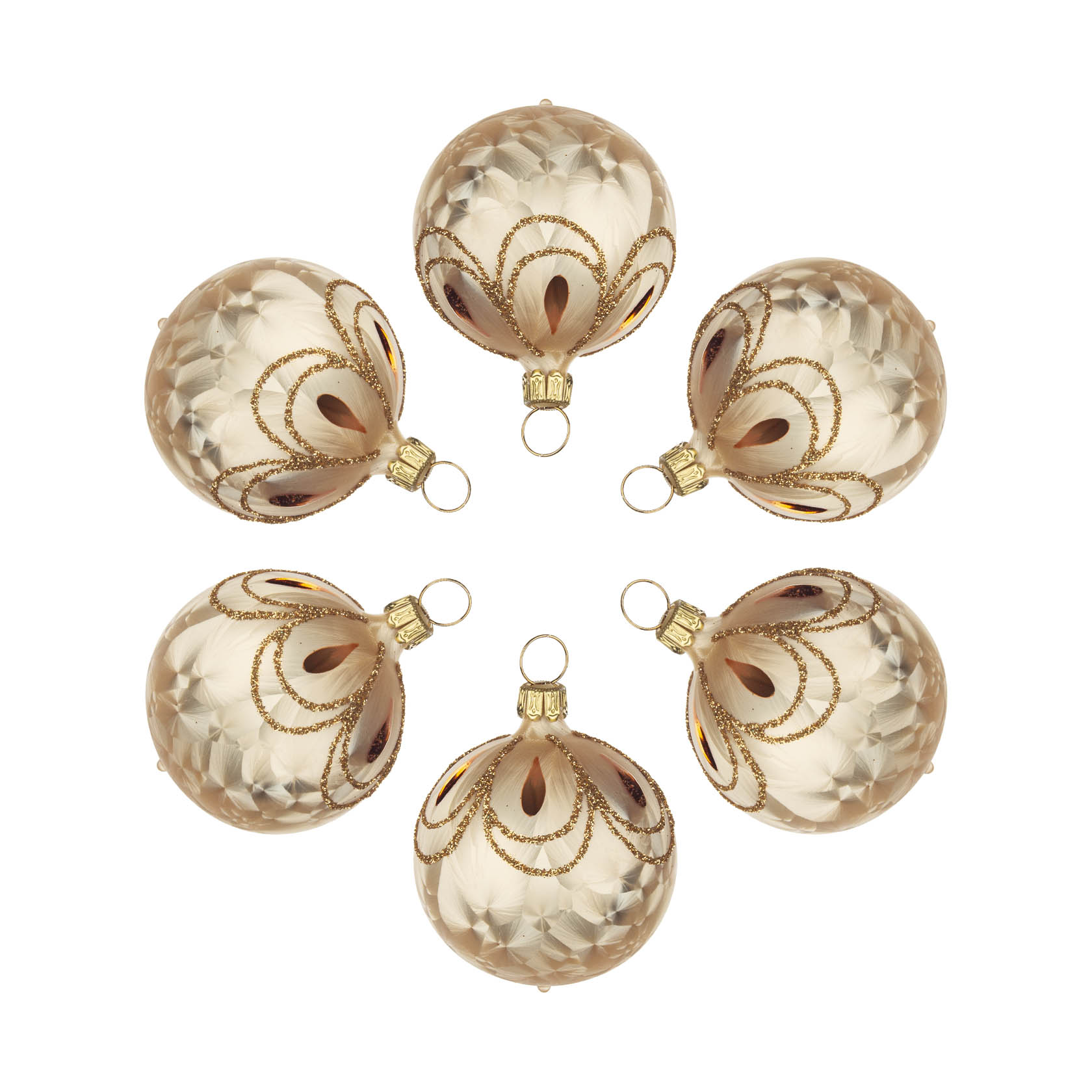 Sechs champagnerfarbene Christbaumkugeln mit goldenen Verzierungen, symmetrisch in einem Kreis angeordnet. im Dregeno Online Shop günstig kaufen