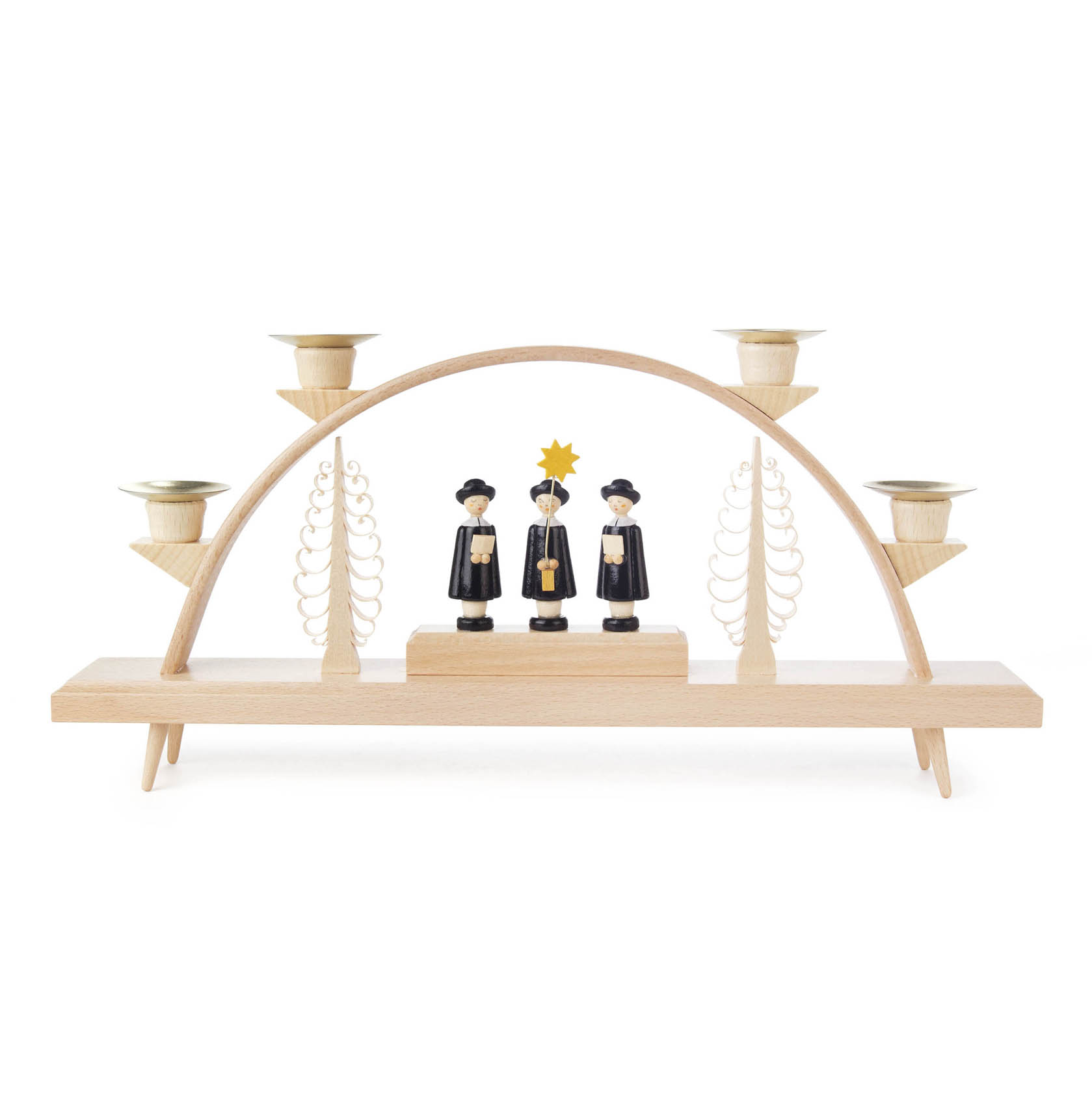Holz-Schwibbogen mit drei Kurrende-Sängern in schwarzer Kleidung und weißem Rüschenkragen, umrahmt von zwei stilisierten Tannenbäumen und Kerzenhaltern. im Dregeno Online Shop günstig kaufen