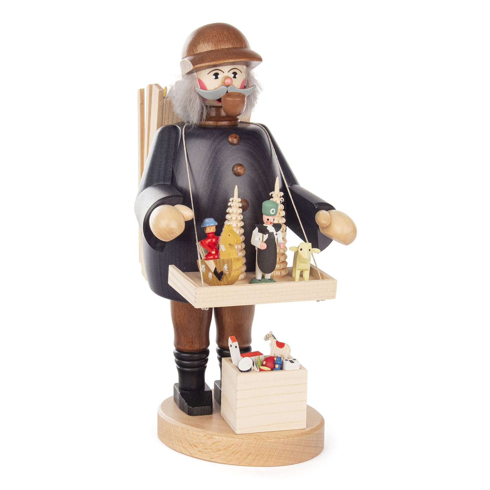 Ein traditioneller Räuchermann in Form eines Spielzeughändlers mit grauem Haar, Holzkopf und Schnurrbart. Er trägt Spielzeuge auf einem Tablett vor sich. im Dregeno Online Shop günstig kaufen