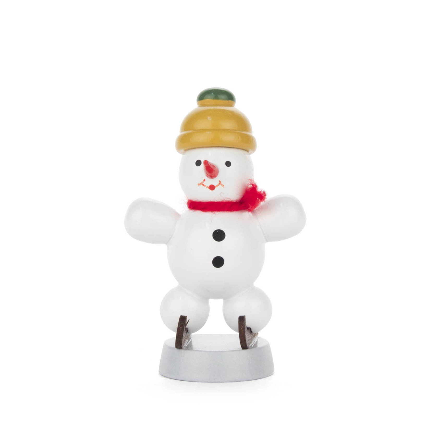 Eine kleine Schneemannfigur mit rotem Schal, brauner Mütze und schwarzen Knöpfen, steht auf einer silbernen Basis und trägt braune Schlittschuhe. im Dregeno Online Shop günstig kaufen