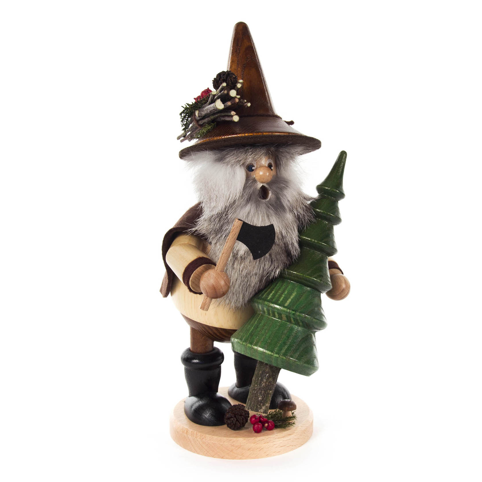 Holzfigur eines Räuchermännchens in Form eines Wichtels mit grauem Bart und brauner Jacke. Er hält eine Axt in der Hand und steht neben einem grünen Baum. im Dregeno Online Shop günstig kaufen