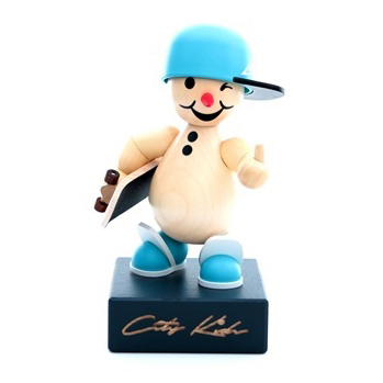 Holzfigur eines zwinkernden Kindes mit blauem Basecap, Skateboard und blauer Kleidung, auf einem Sockel mit der Aufschrift 'City Kids'. im Dregeno Online Shop günstig kaufen