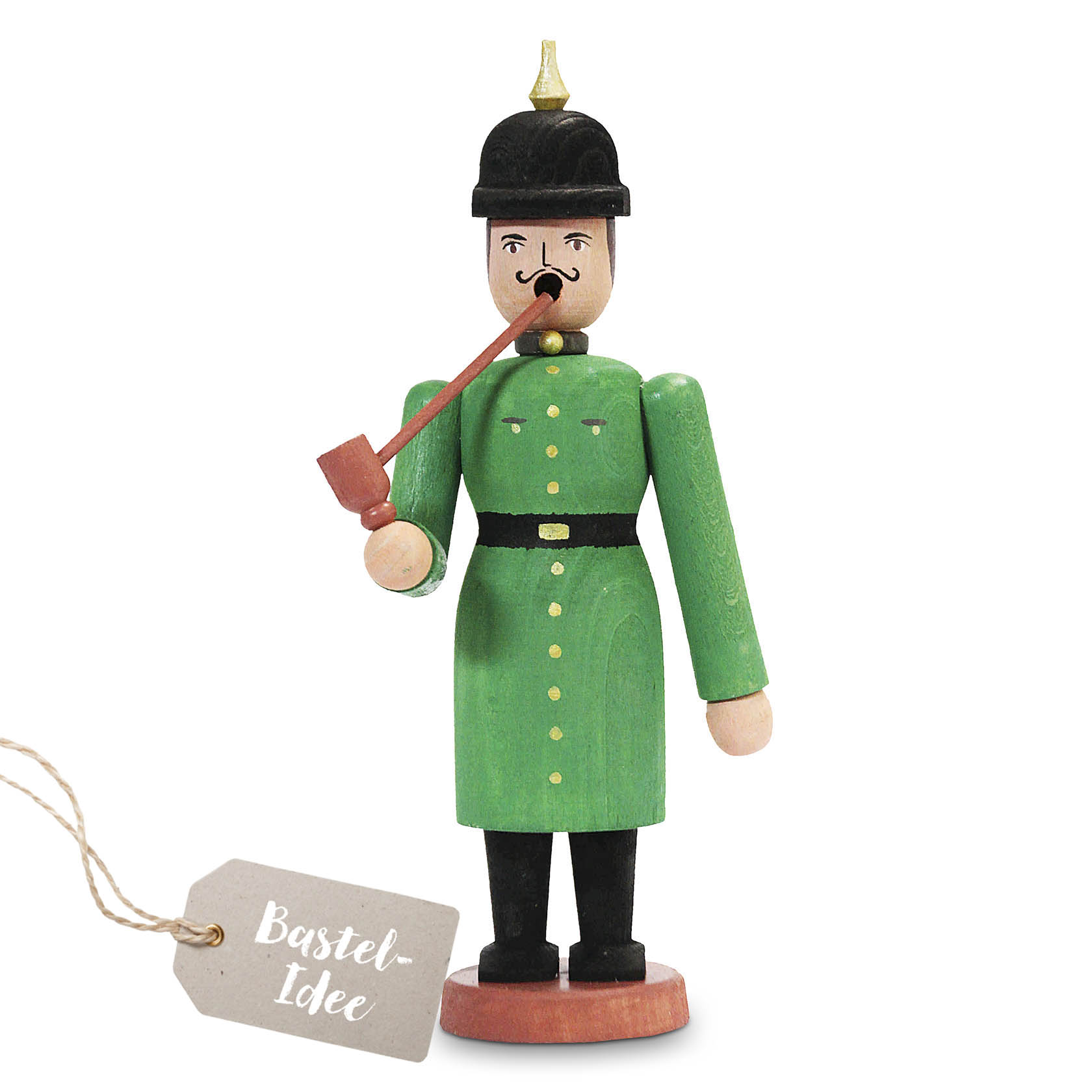 Ein traditionelles Räuchermännchen in Form eines Gendarmen mit grünem Mantel, schwarzem Helm und Pfeife im Mund. im Dregeno Online Shop günstig kaufen