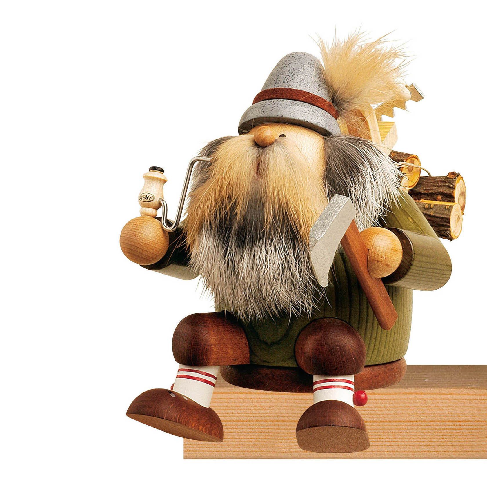 Ein Räuchermann in Form eines Holzfällers sitzt als Kantenhocker. Er trägt einen grauen Hut, grüne Kleidung und hat eine Pfeife, Axt und Holzscheite. im Dregeno Online Shop günstig kaufen