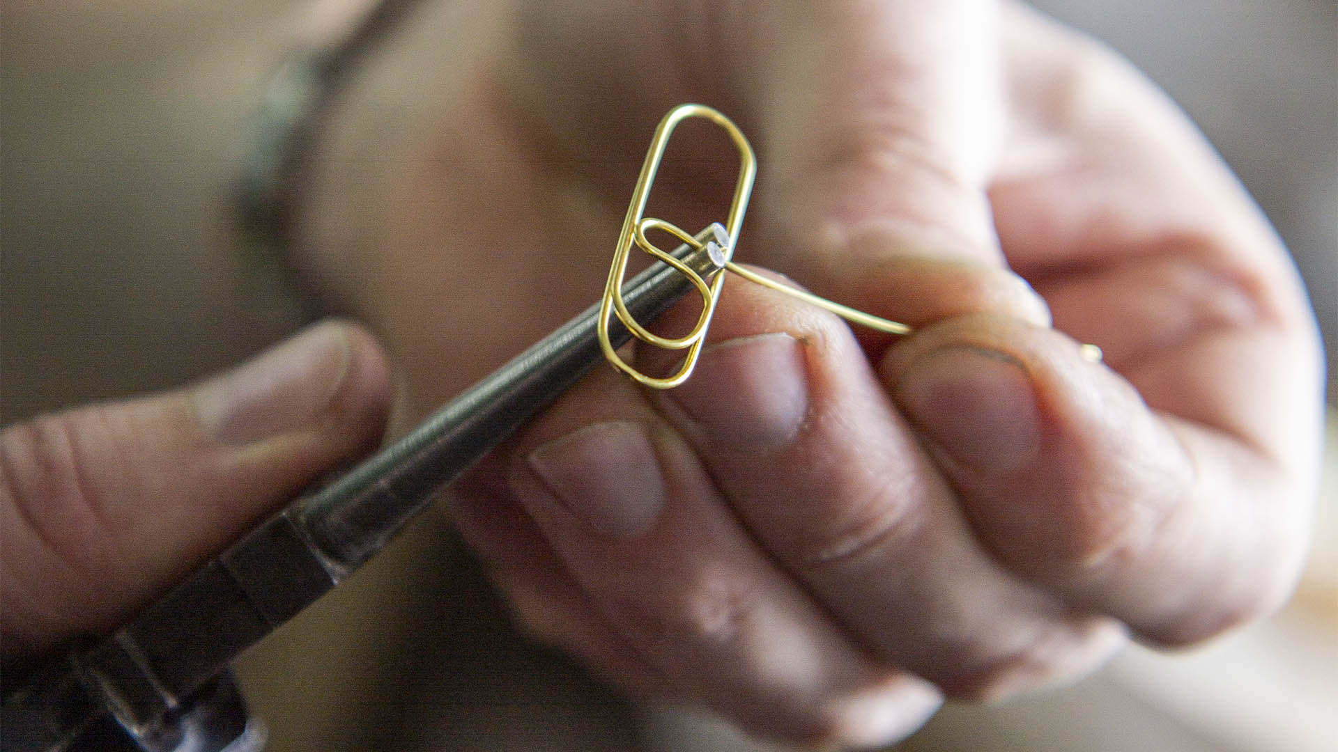 Biegen eines Miniatur-Blasinstruments