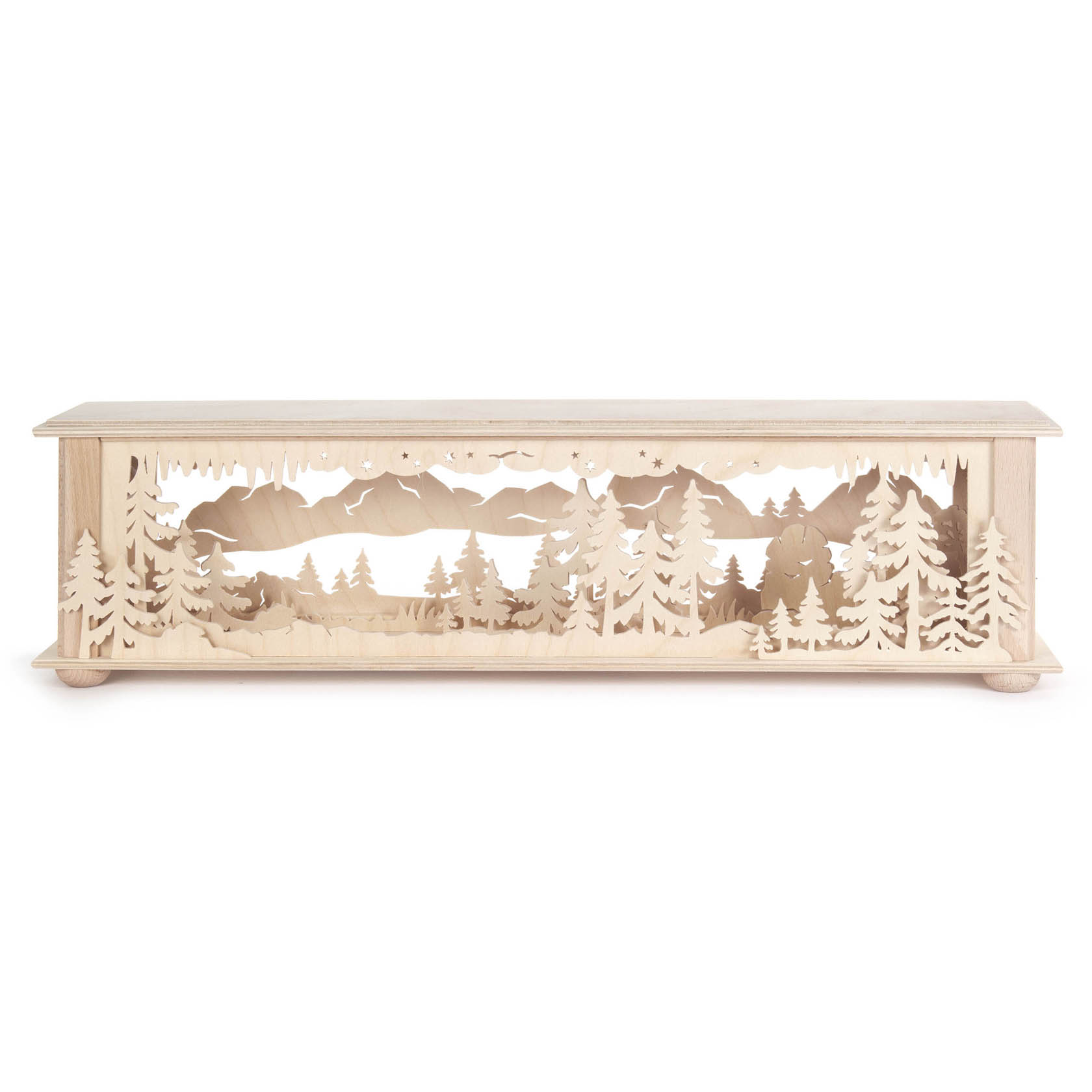 Kleiner Universalsockel aus Holz mit Waldszene, elektronisch beleuchtet. Zeigt Bäume im Vordergrund und Berge im Hintergrund. im Dregeno Online Shop günstig kaufen