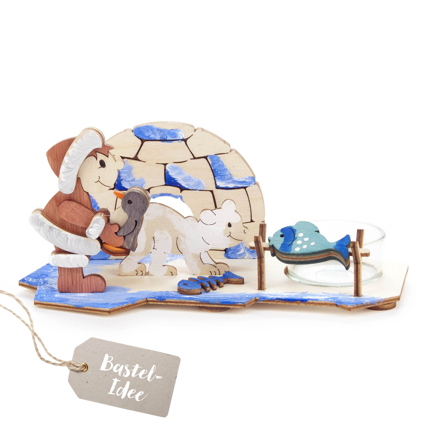 Holz-Bastelset besteht aus einem Eskimo, einem Iglu, einem weißen Bären und einem kleinen Teelichthalter. Eskimo hält einen Fisch. Verschiedene Teile sind bemalt. im Dregeno Online Shop günstig kaufen