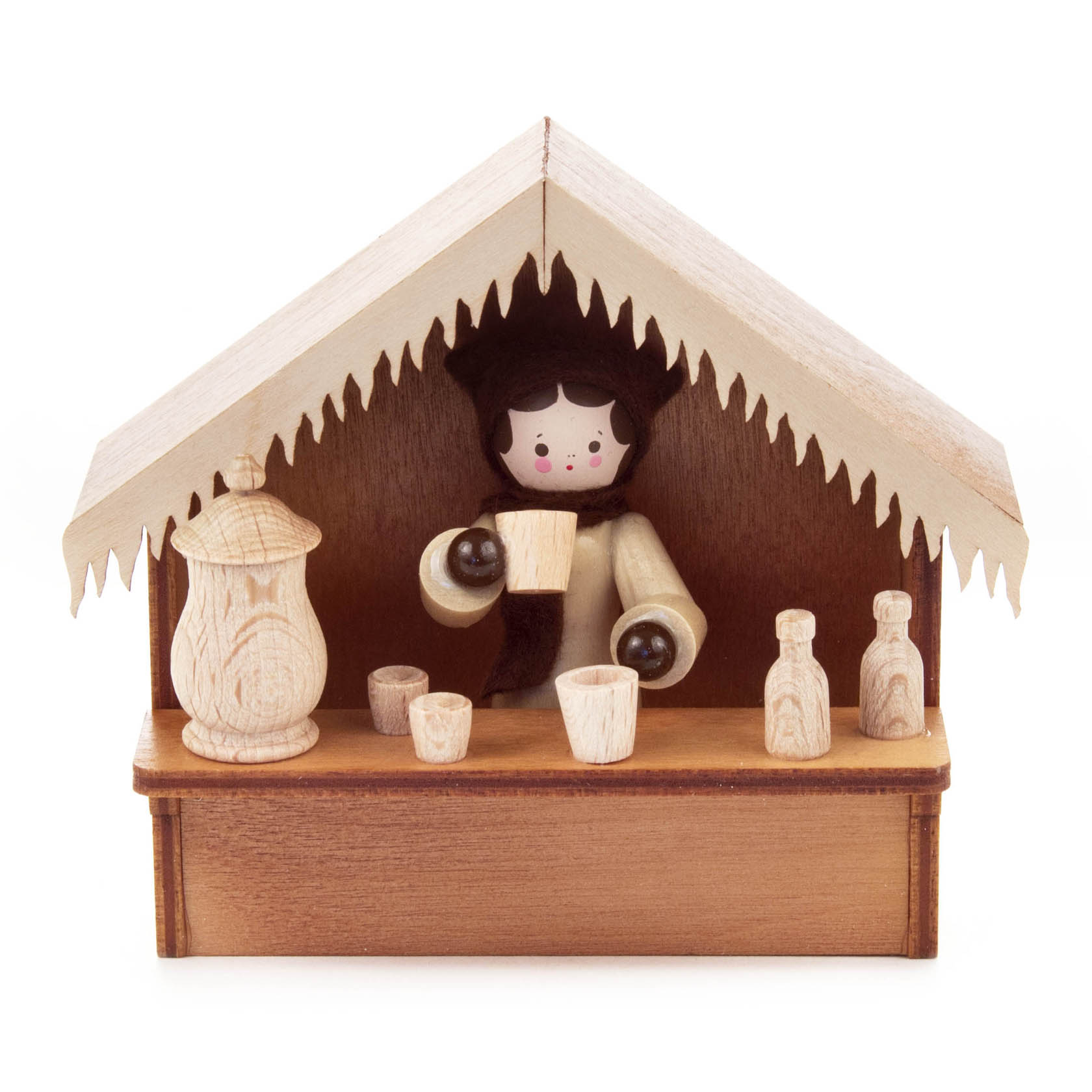 Kleine Holzfigur eines Verkäufers in einem Miniatur-Weihnachtsmarkthäuschen, umgeben von Miniaturgläsern und einer Getränkekaraffe. im Dregeno Online Shop günstig kaufen