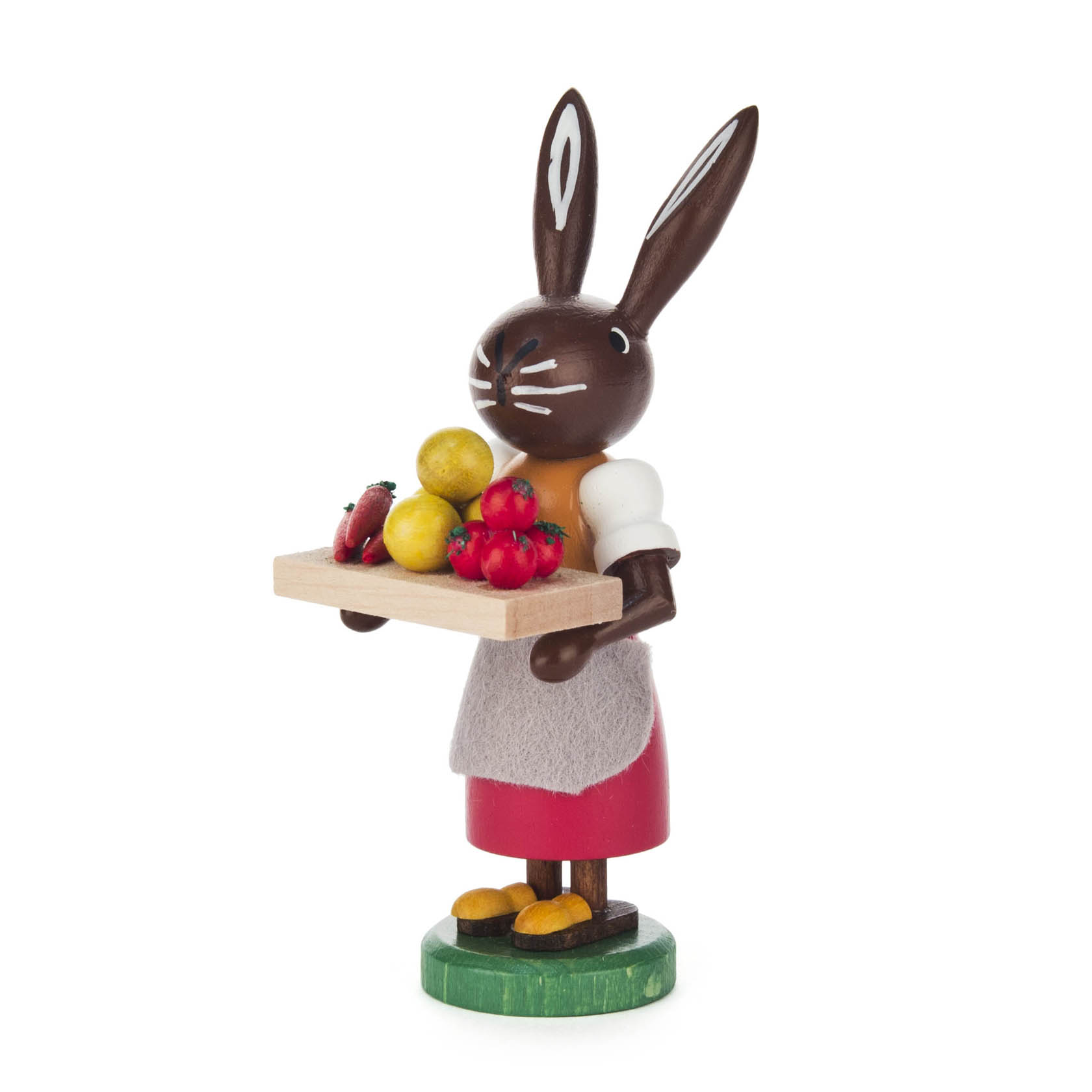 Holzfigur einer Häsin mit großen Ohren, die ein Tablett mit Gemüse wie Tomaten und Kartoffeln trägt, bekleidet mit Schürze und rotem Rock. im Dregeno Online Shop günstig kaufen