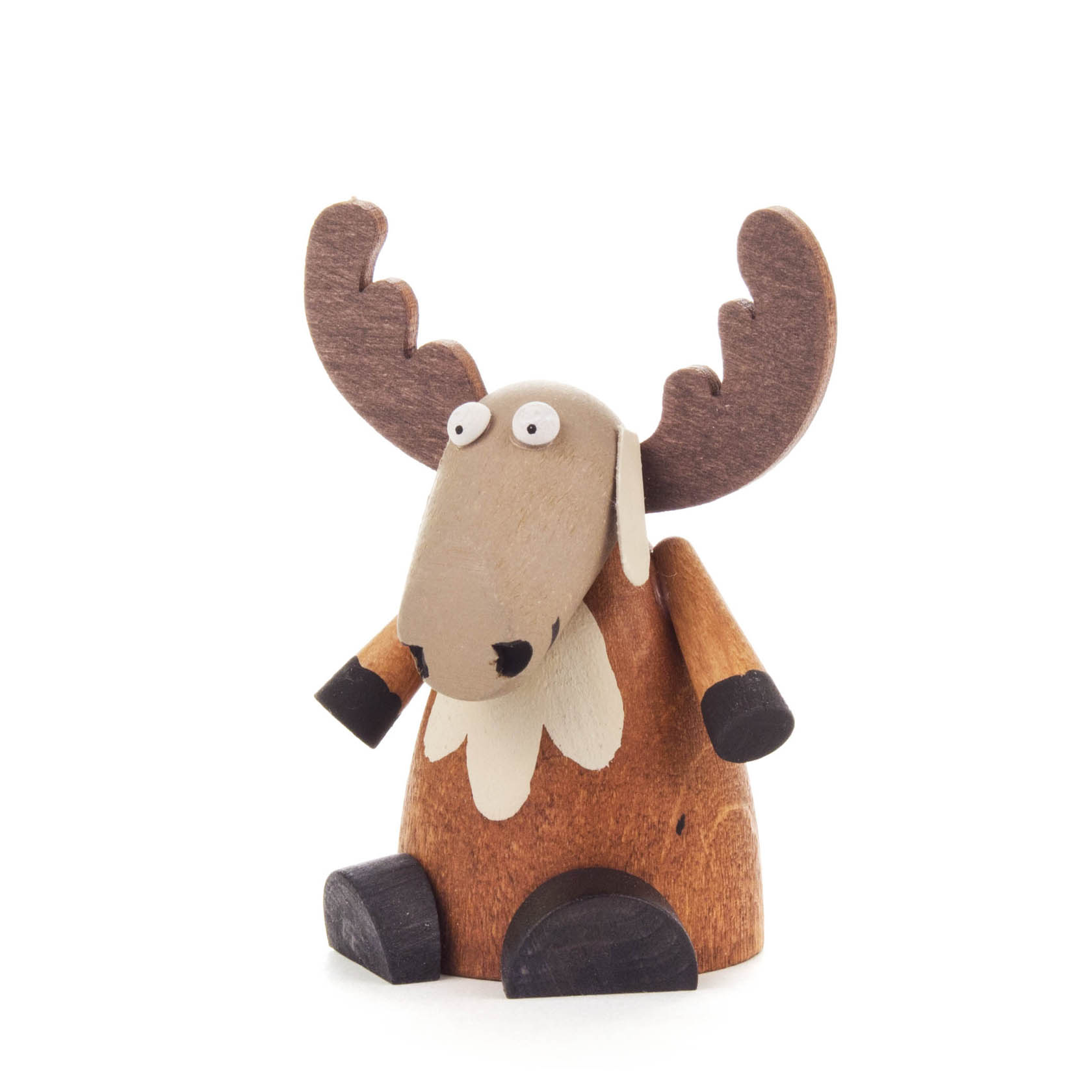 Holzfigur eines sitzenden Elchs mit großen Geweihen und einfachen, ausdrucksstarken Gesichtszügen. im Dregeno Online Shop günstig kaufen