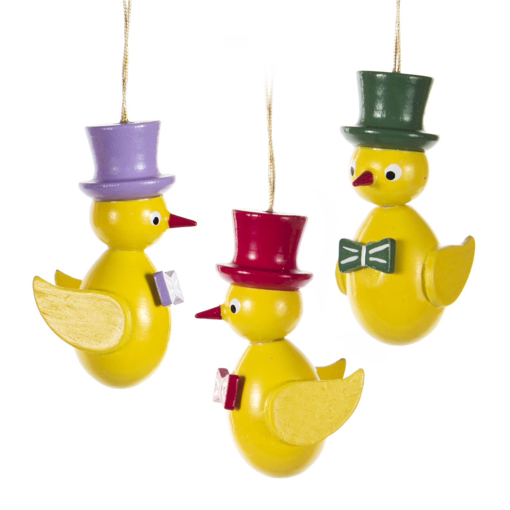 Drei gelbe Küken aus Holz, jedes mit einem farbigen Zylinderhut und Flügeln, hängend an Schnüren. Eines trägt eine Fliege. im Dregeno Online Shop günstig kaufen