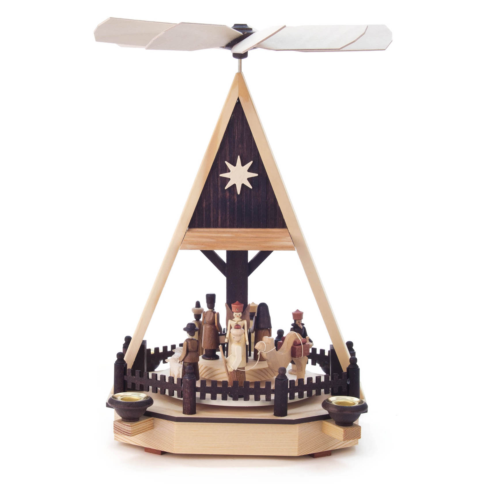Holzpyramide mit einer Darstellung der Geburt Christi, umgeben von stehendem Zaun. Oben dreht sich ein Flügelrad, geeignet für Kerzen mit 14mm Durchmesser.