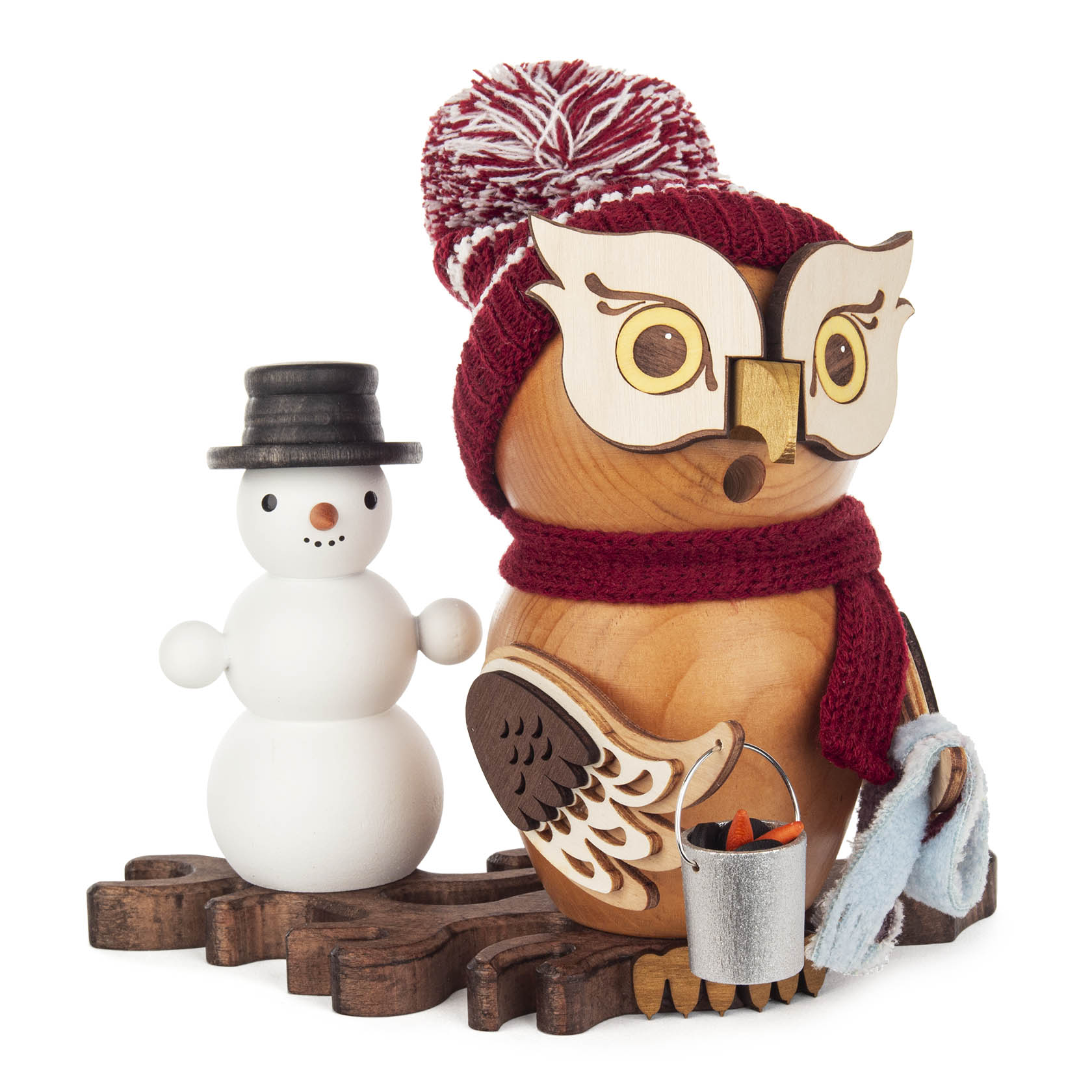Holzeule mit rotem Schal und Mütze, die einen kleinen Eimer hält, neben einem Schneemann mit schwarzem Zylinder und knopfartigen Augen. im Dregeno Online Shop günstig kaufen