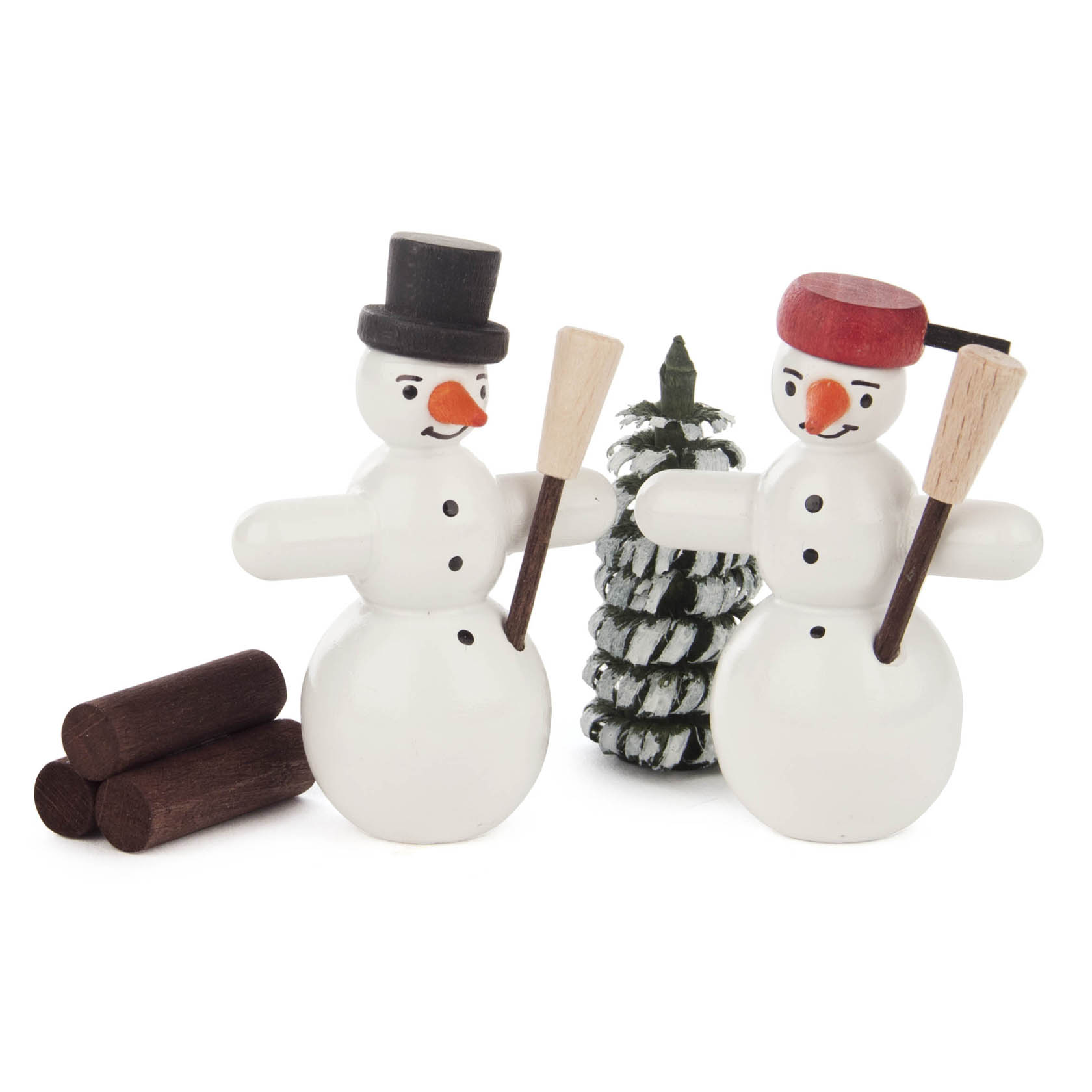 Zwei lächelnde Schneemänner mit schwarzen und roten Hüten, die Holzschaufeln halten, stehen vor einem schneebedeckten Bäumchen neben einem Holzstoß.