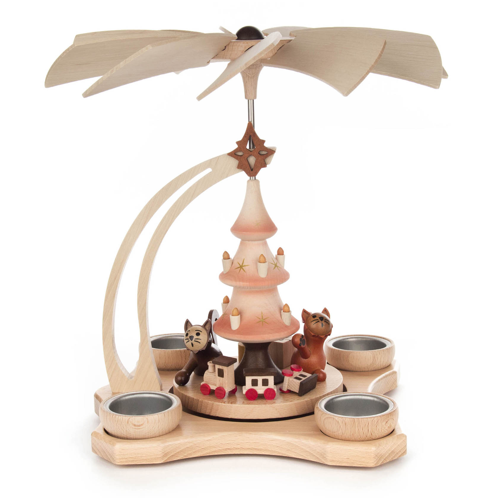 Eine Holzpyramide mit Teelichthaltern zeigt spielende Katzen um einen kleinen Baum. Oben drehen sich Flügel, angetrieben durch die Wärme der Teelichte. im Dregeno Online Shop günstig kaufen