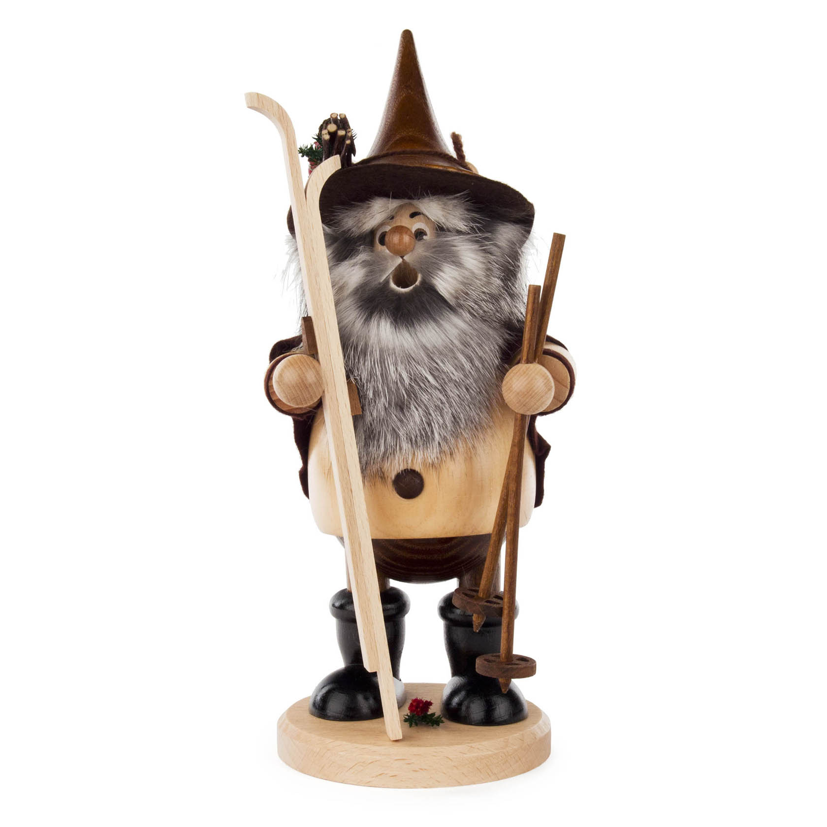 A handcrafted wooden smoker figure of a forest gnome skier with a bushy beard, holding skis and poles, wearing a brown hat and boots. im Dregeno Online Shop günstig kaufen