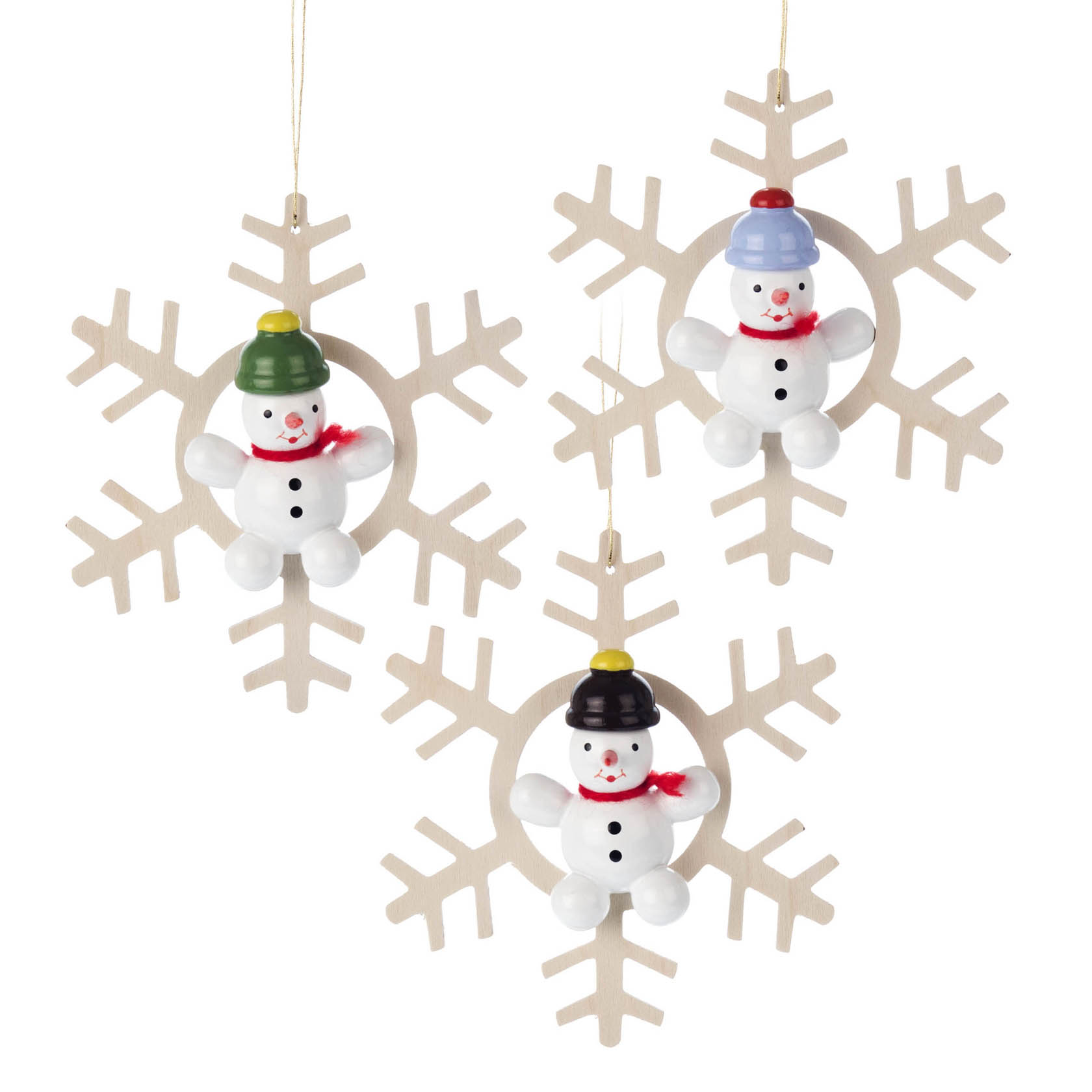 Drei Schneemannfiguren mit roten Schals und bunten Hüten sitzen in weißen Schneeflocken-Dekorationen. Jeder Schneemann hat einen anderen farbigen Hut. im Dregeno Online Shop günstig kaufen