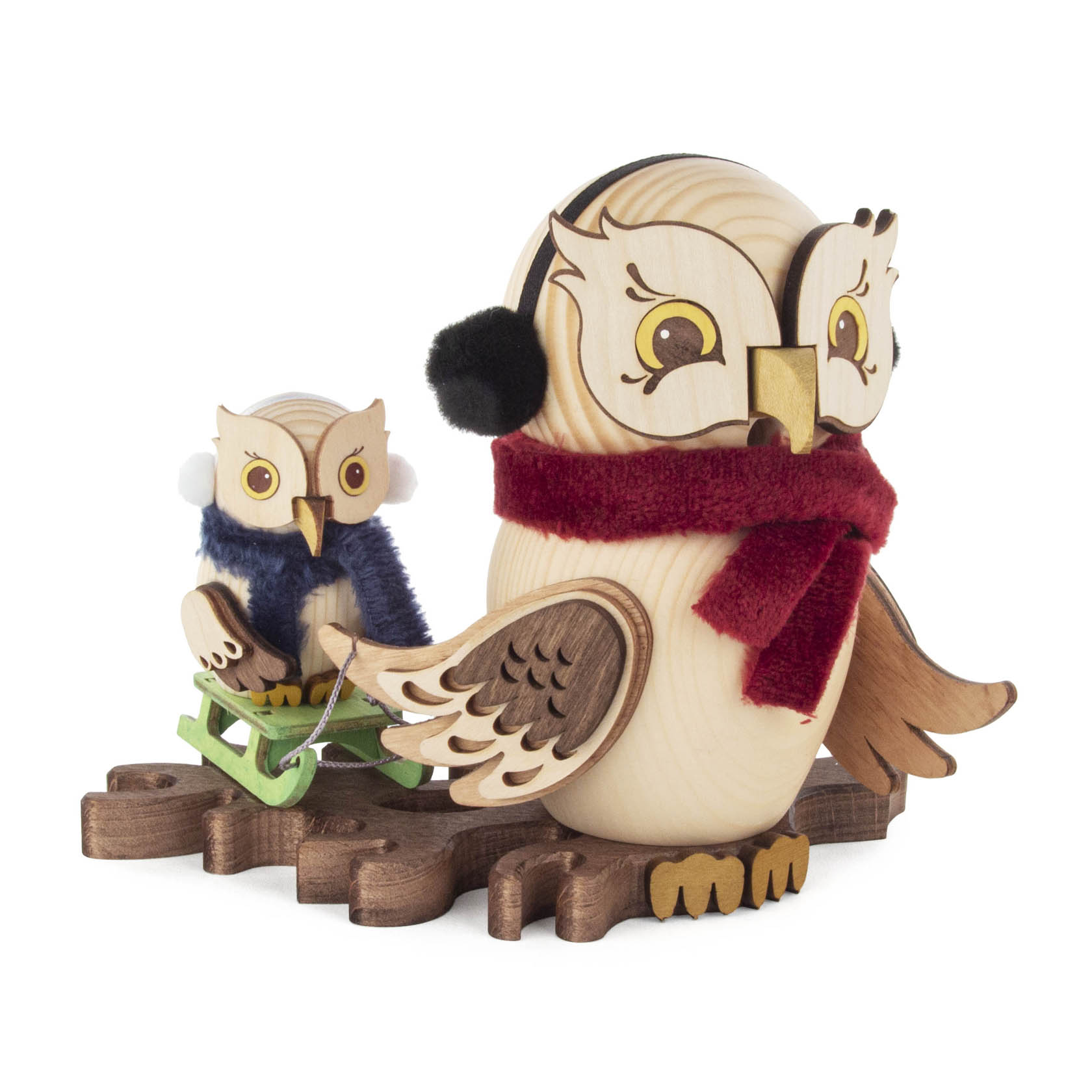 Holzeule mit rotem Schal und Ohrenschützern, die einen Schlitten zieht, auf dem eine kleinere Holzeule sitzt. im Dregeno Online Shop günstig kaufen