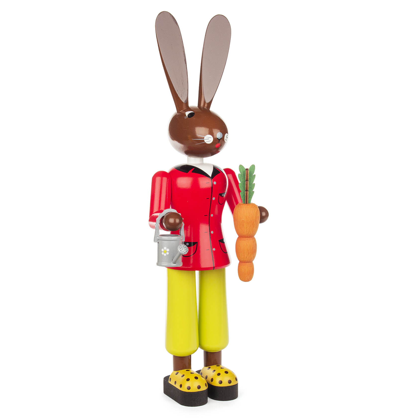 Eine Holzfigur eines Hasen mit braunem Kopf und langen Ohren, die einen roten Mantel und gelbe Hosen trägt. Der Hase hält eine Karotte in der rechten und eine Gießkanne in der linken Hand. im Dregeno Online Shop günstig kaufen
