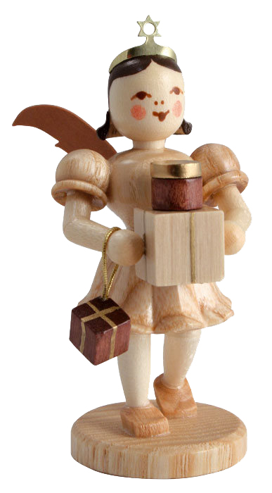 Holzfigur eines Engels mit braunen Flügeln, goldener Krone und drei Geschenken. Der Engel trägt ein naturfarbenes Kleid und steht auf einem runden Sockel. im Dregeno Online Shop günstig kaufen