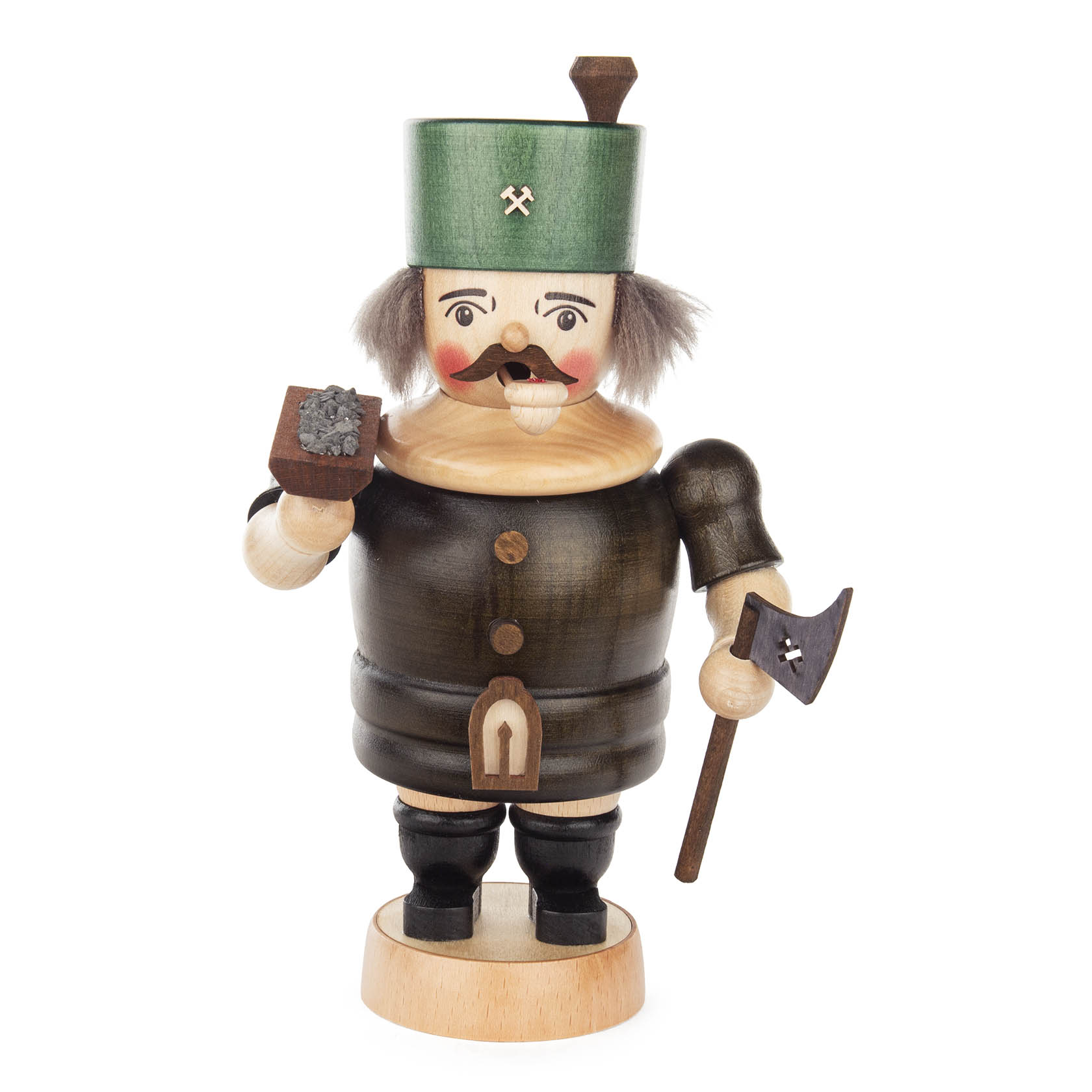 Holzfigur eines Bergmanns mit grünem Hut, rauchender Pfeife und Axt in der Hand, traditionell bemalt.