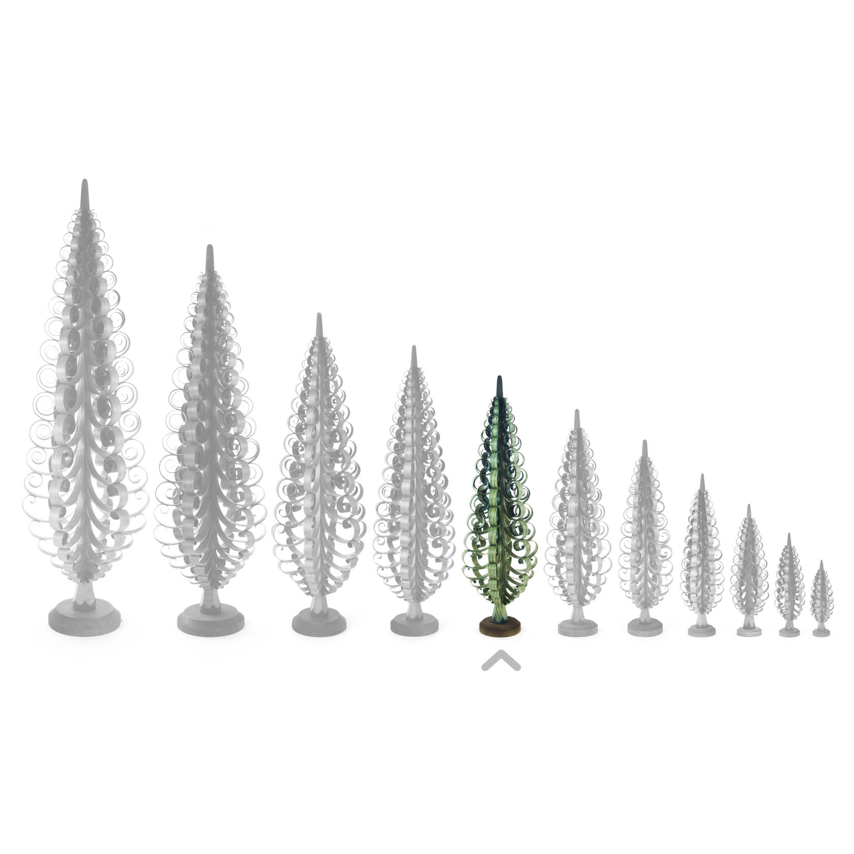 Elf weiße und ein grüner Spanbaum in verschiedenen Größen, der grüne Baum ist 40 cm groß.