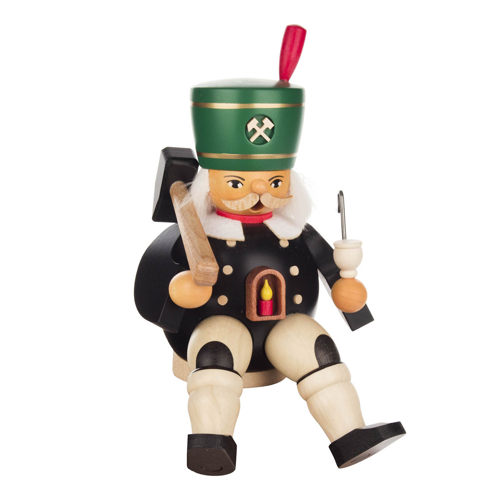 Ein sitzender Räuchermann in traditioneller Bergmannskleidung mit grünem Helm, Pfeife in der Hand, Hacke und Meißel, schwarze Jacke mit Knöpfen. im Dregeno Online Shop günstig kaufen