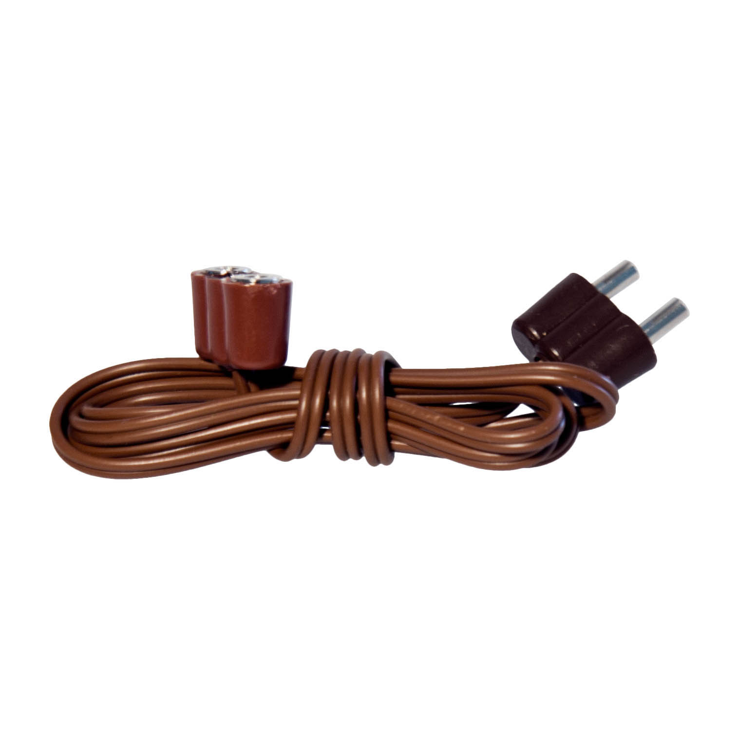 Ein braunes Verlängerungskabel, 80 cm lang, mit einem Eurostecker und einer Buchse, die nebeneinander liegen und das Kabel ist aufgerollt.