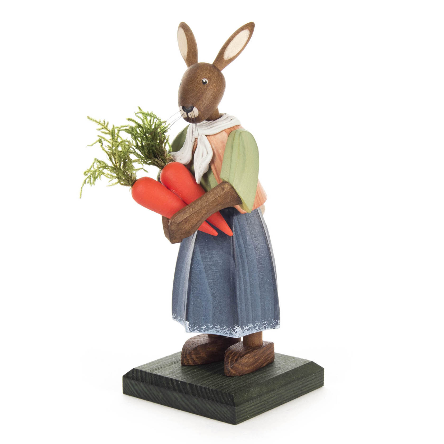 Holzfigur eines Hasenmädchens mit einer Schürze, das zwei leuchtend orangefarbene Karotten in den Händen hält. im Dregeno Online Shop günstig kaufen