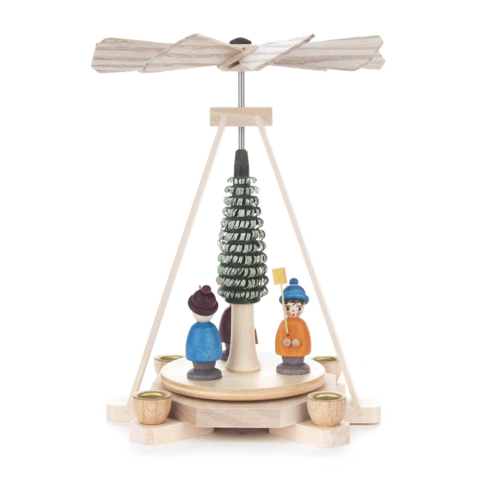 Holzpyramide mit drei Laternenkindern um einen Tannenbaum. Die Pyramide hat einen drehbaren Flügel oben und ist für Teelichter vorbereitet. im Dregeno Online Shop günstig kaufen