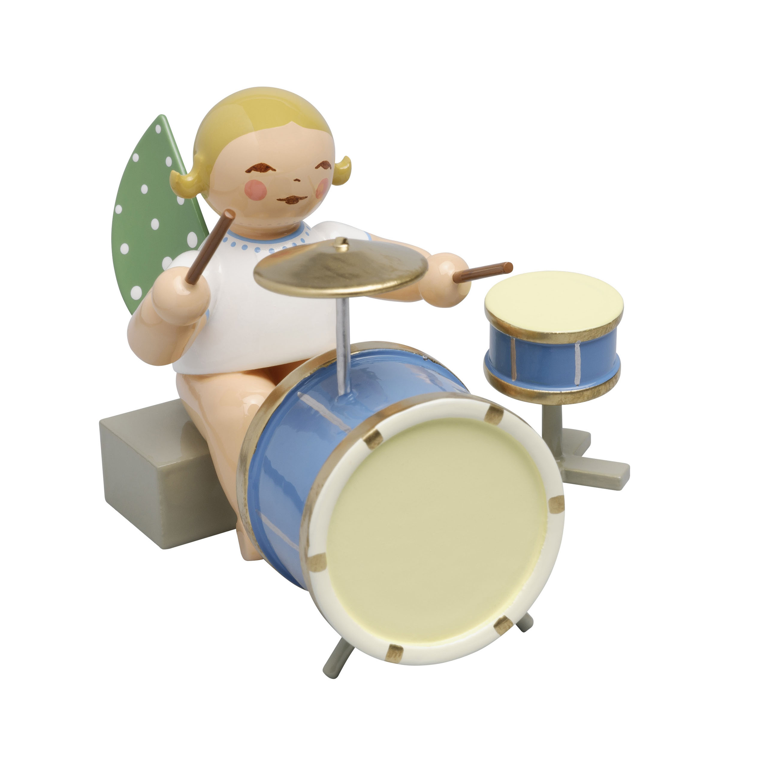 Holzfigur eines Engels mit blonden Haaren, grünen Flügeln und einem weißen Kleid, der auf einem Hocker sitzt und ein zweiteiliges Schlagzeug spielt. im Dregeno Online Shop günstig kaufen